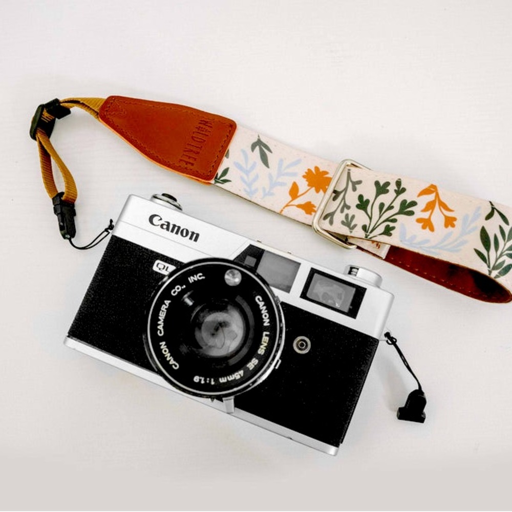 WildTree Camera strap in botanical leaf pattern